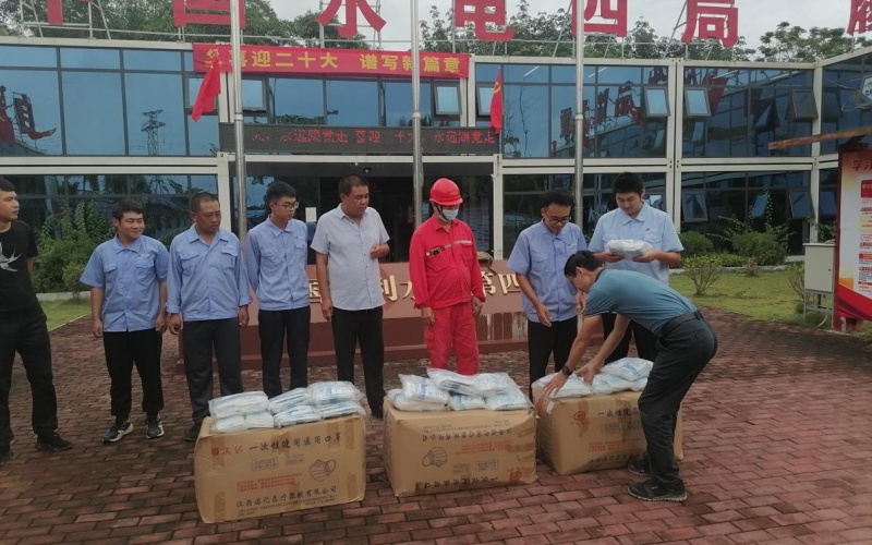 疫情时代送温暖 政企联动助力项目建设 ——儋州市政府、市卫生康健委员会向天角潭水利枢纽 工程发放疫情物资