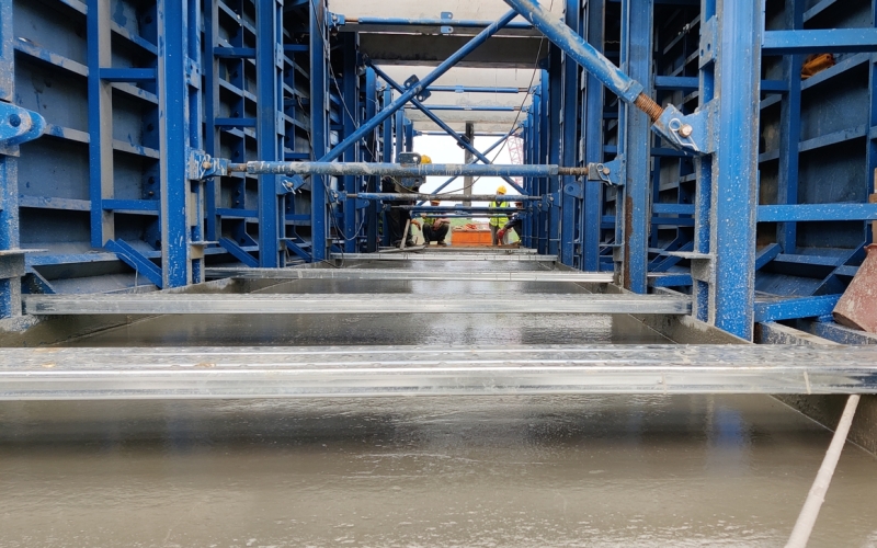 海南省琼西北供水工程西干渠新建段8#渡槽槽身首仓浇筑乐成