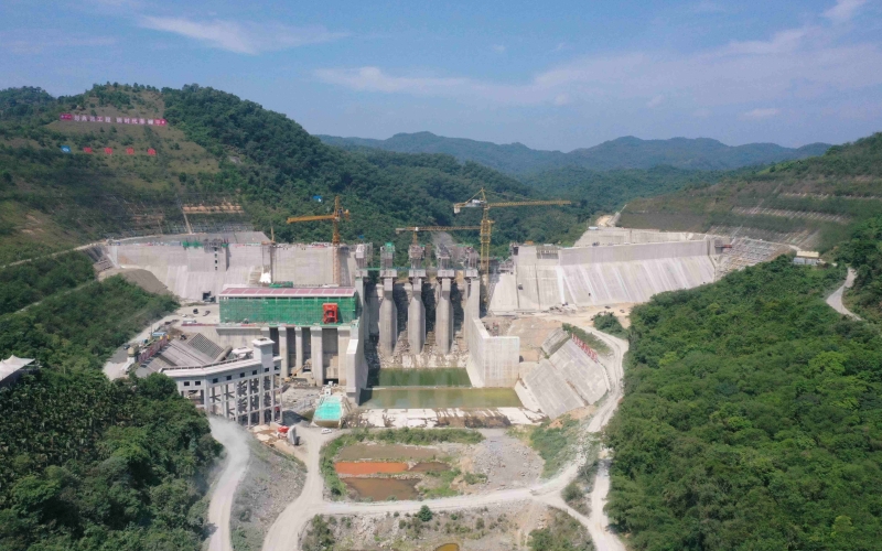 奋进冲刺二季度|迈湾水利枢纽工程顺遂完成主坝右岸挡水坝段混凝土浇筑施工使命