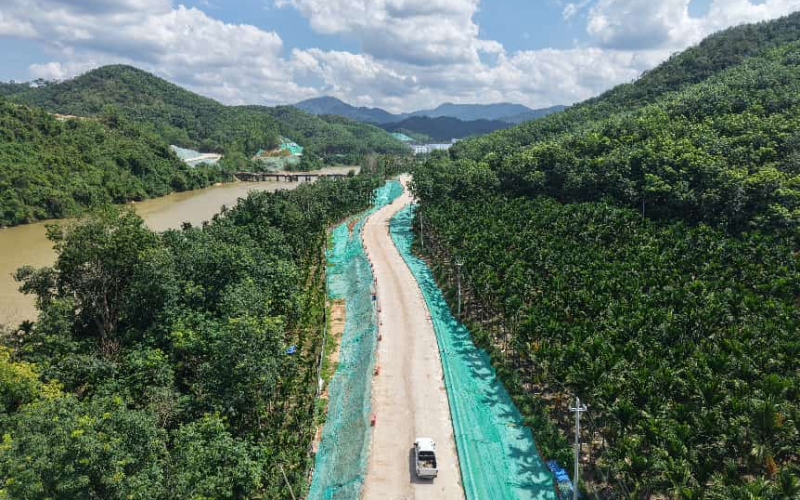 我为群众办实事  &mdash;&mdash;&ldquo;贫困路&rdquo;成了&ldquo;便民路&rdquo; 企地同心铺就墟落振兴幸福坦途
