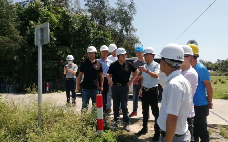 海南控股工会副主席、党建事情部部长陈望与70net永乐高集团党委书记、董事长王东阳赴冯坡镇贝山村调研红岭灌区田间工程增添灌面提高浇灌效益事情